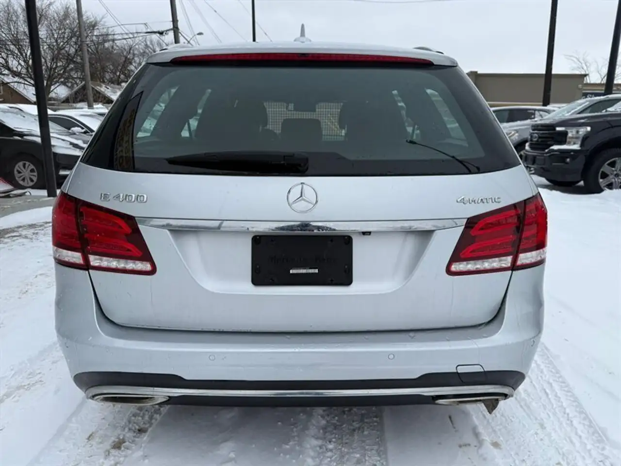 Mercedes-Benz E-Class снимка Mercedes-Benz E-Class