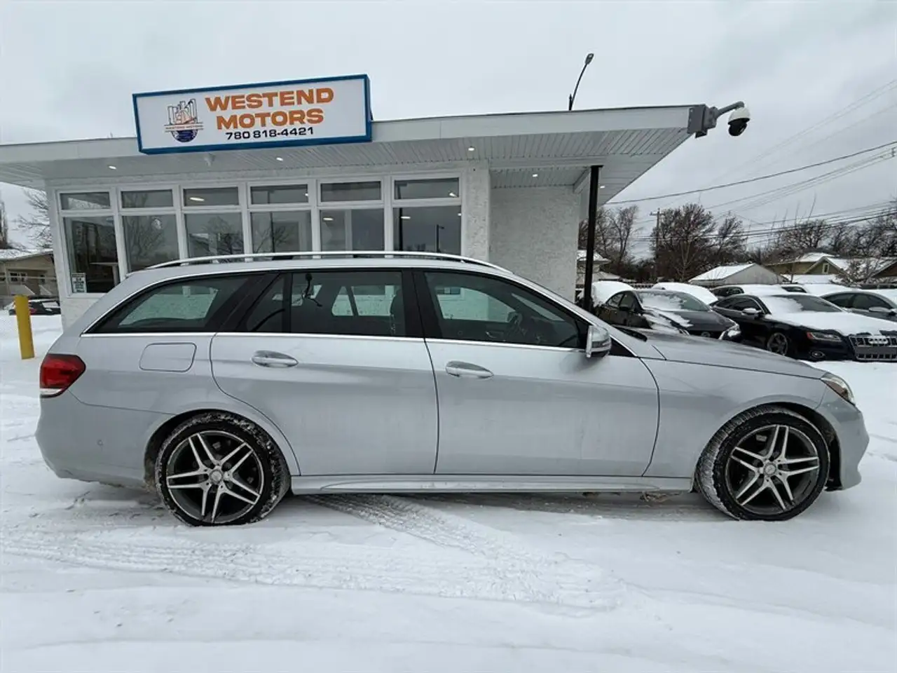 Mercedes-Benz E-Class снимка Mercedes-Benz E-Class