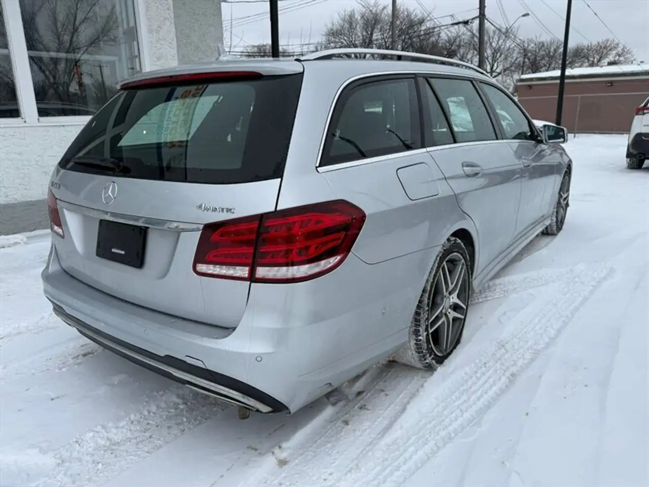 Mercedes-Benz E-Class снимка Mercedes-Benz E-Class