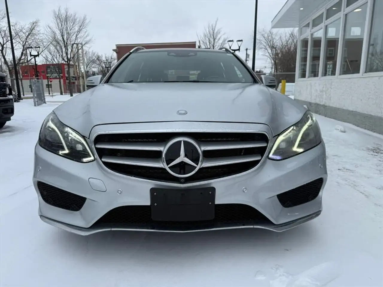Mercedes-Benz E-Class снимка Mercedes-Benz E-Class