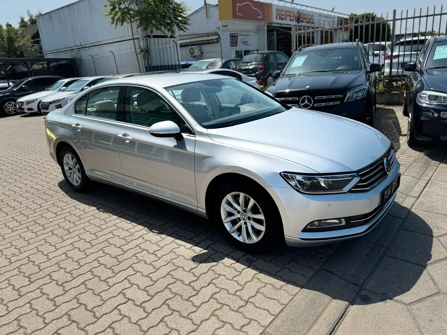 Volkswagen Passat Lim. 2,0TDI BLUEMOTION*SHZG*AHK*1.HAND* Silber - 1