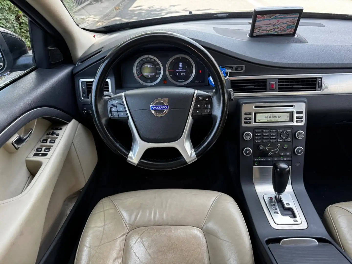 Volvo V70 2.4 D5 Momentum LEER CLIMA NAVI DISTRIBUTIE VERV. Zwart - 2