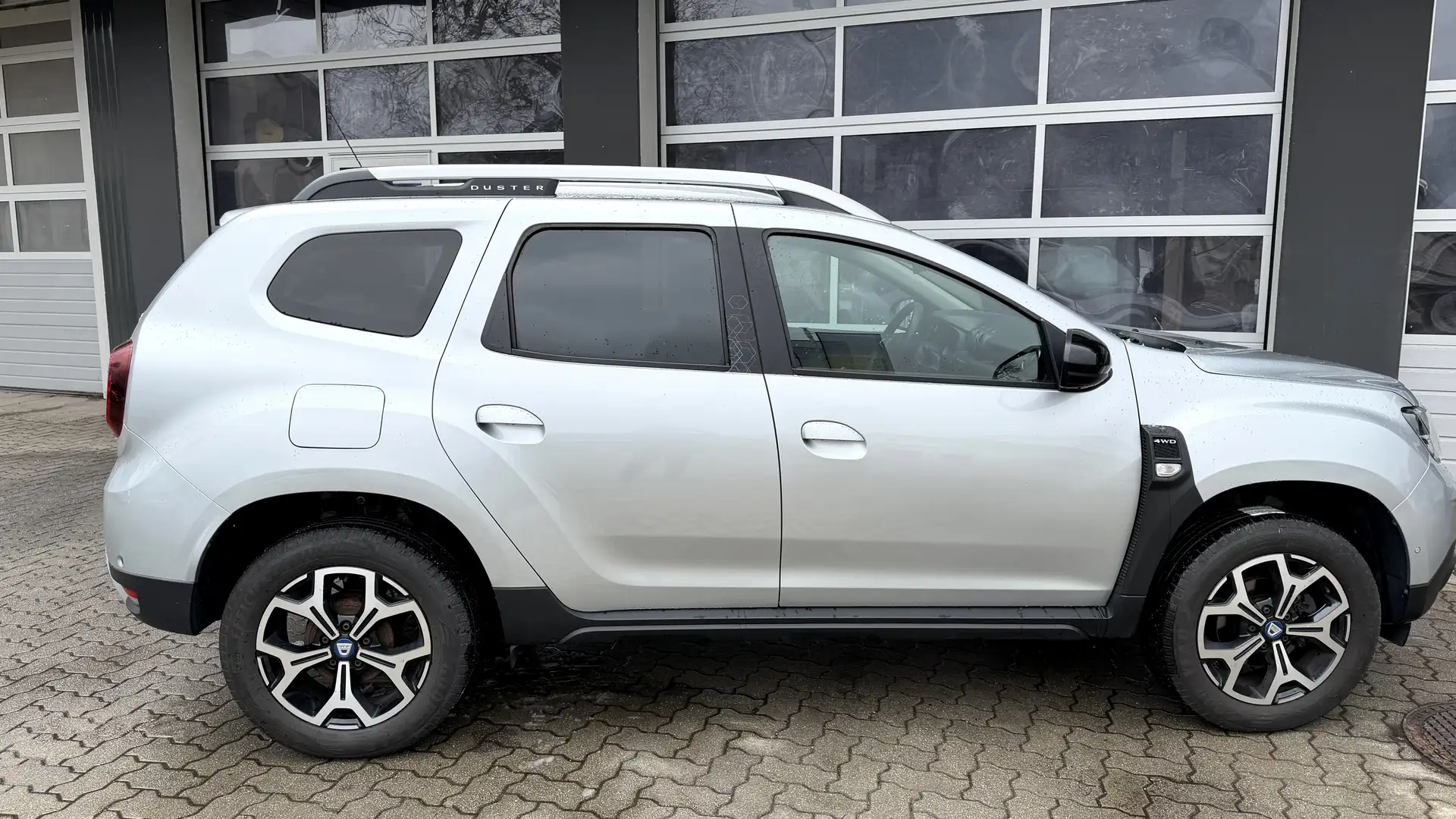 Dacia Duster CELEBRATION Blue 4WD Silber - 2