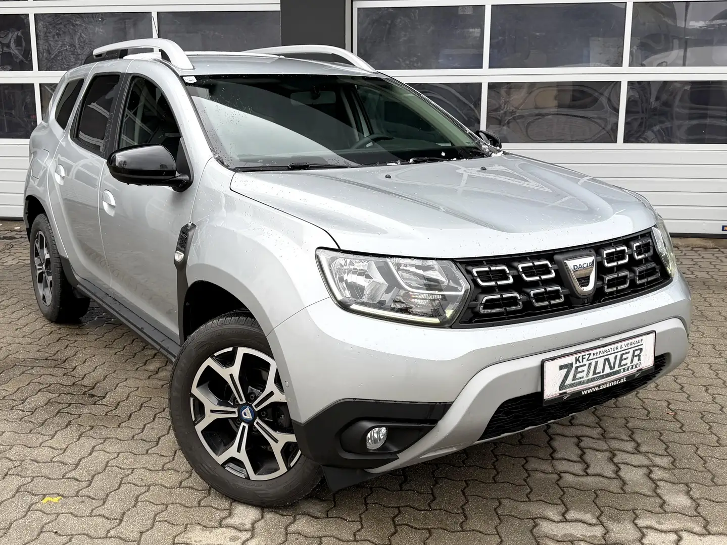 Dacia Duster CELEBRATION Blue 4WD Silber - 1