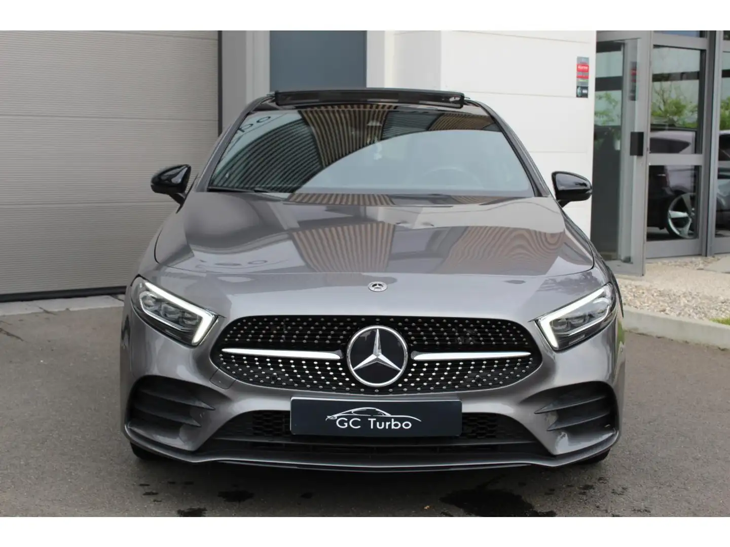 Mercedes-Benz A 250 250e - AMG Line 8G DCT Grau - 2