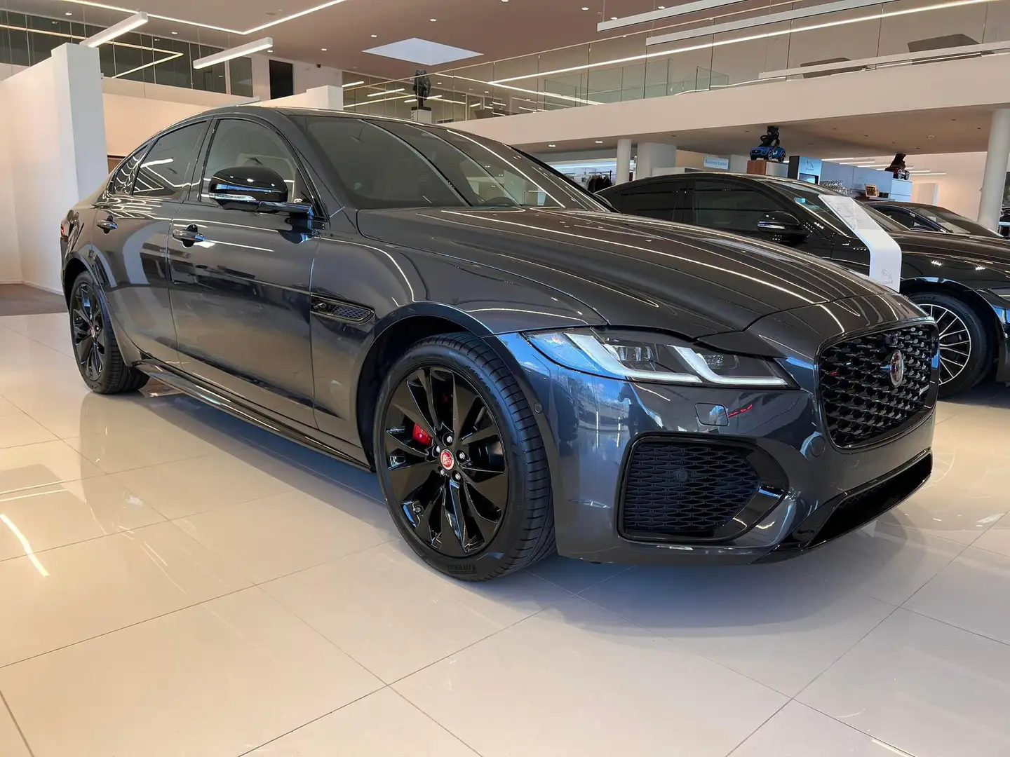 Jaguar XF R-Dynamic Black Gris - 1