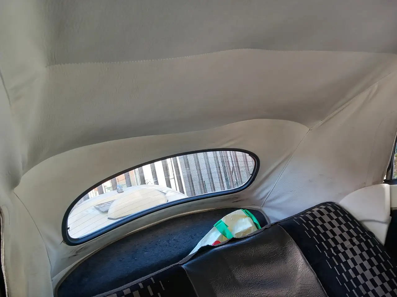 Volkswagen Maggiolino Cabrio vetro piatto 70, foto 4