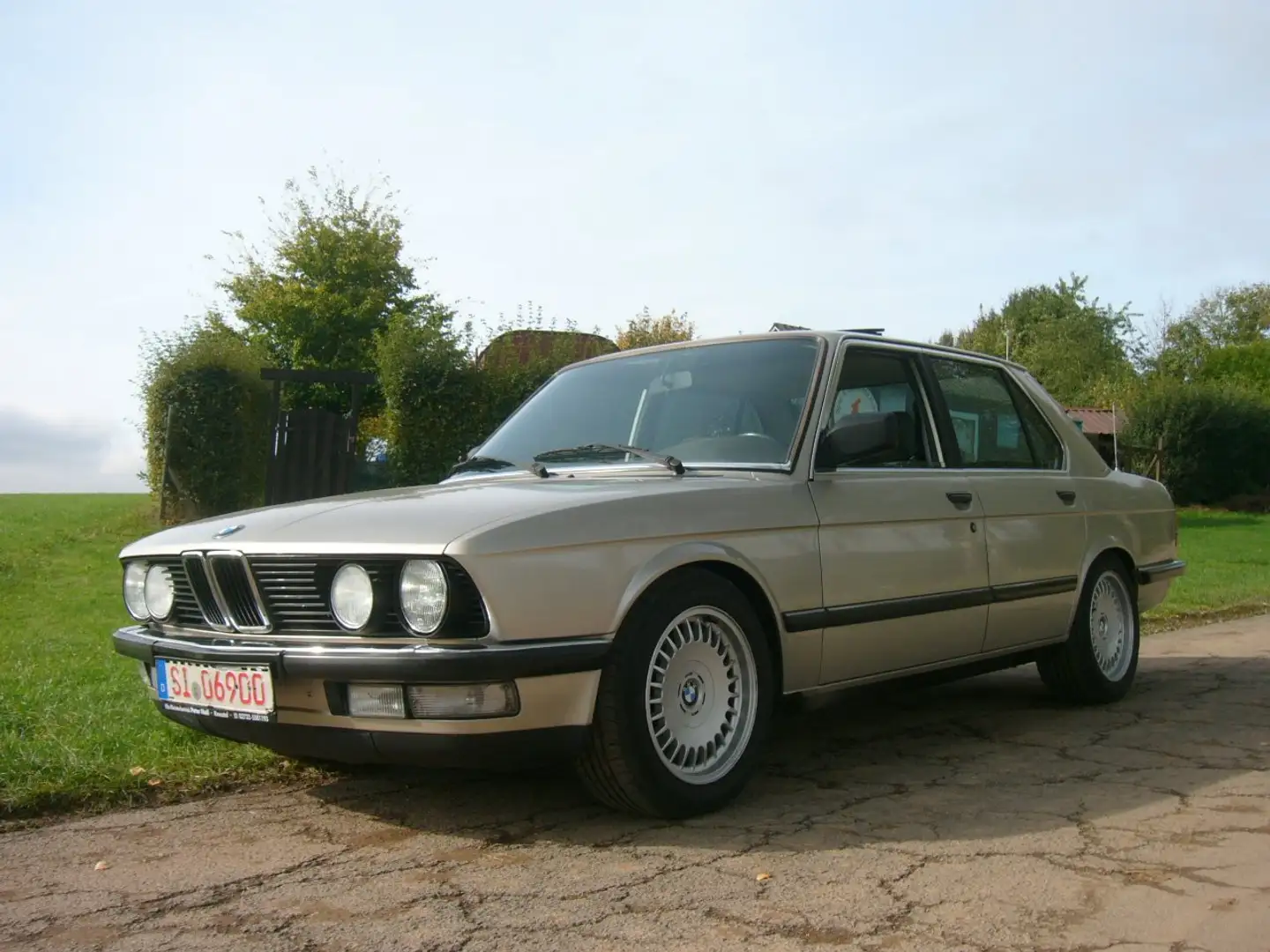 BMW 528 528i Aut. E28, Erstlack, viele Extras, H-Zulassung Bronce - 1