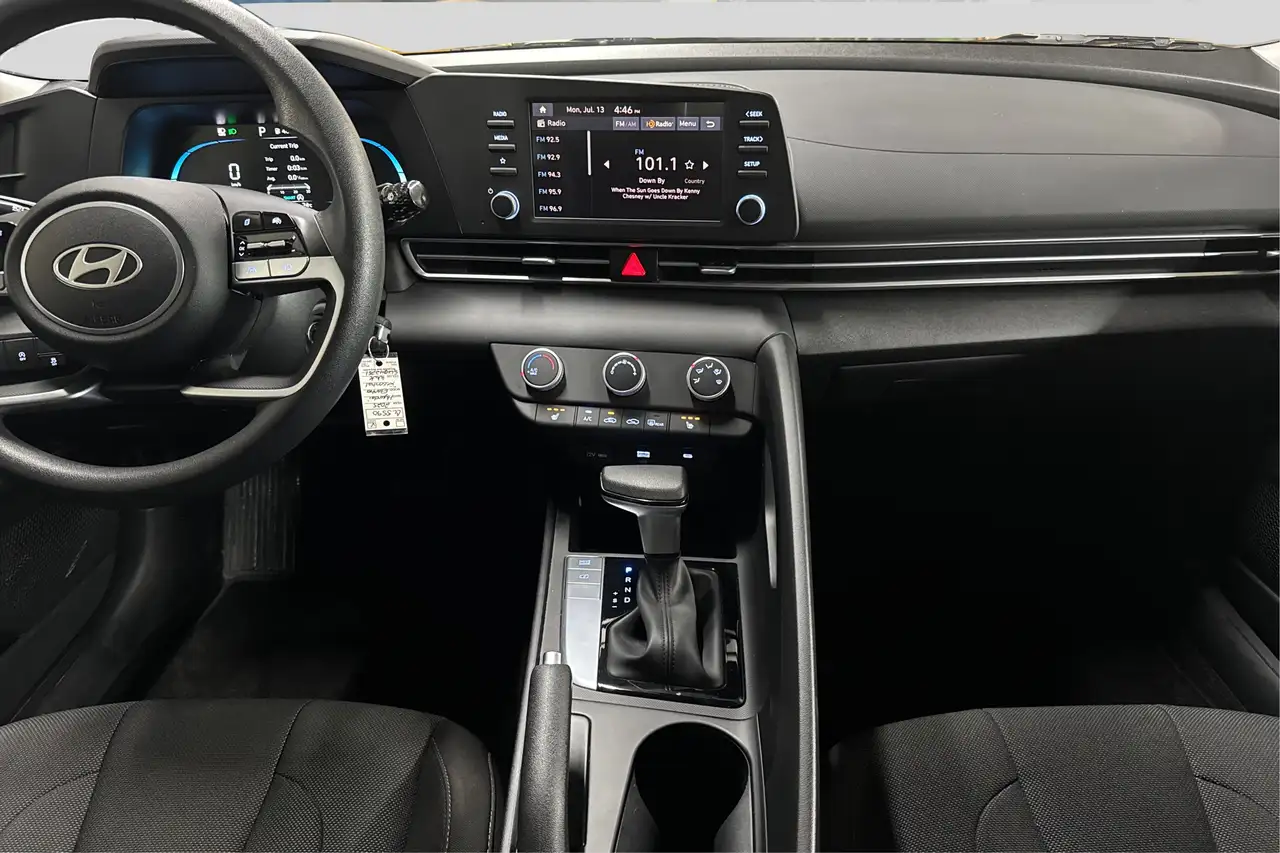Hyundai ELANTRA photo Hyundai ELANTRA
