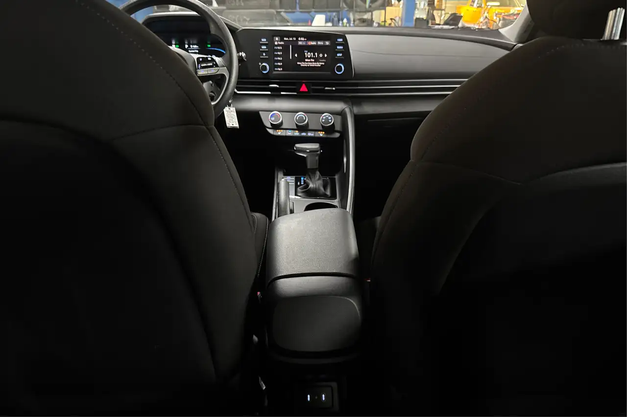 Hyundai ELANTRA photo Hyundai ELANTRA
