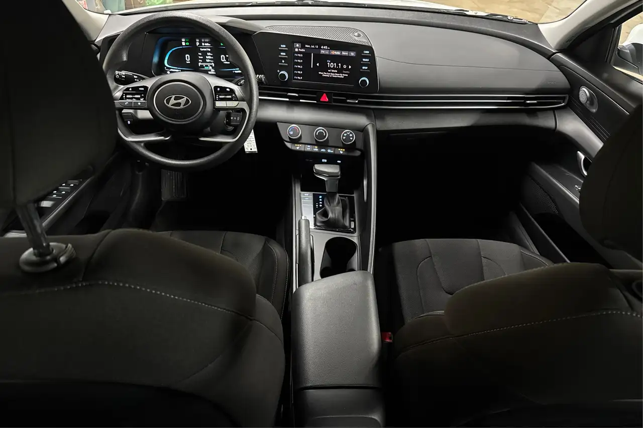 Hyundai ELANTRA photo Hyundai ELANTRA