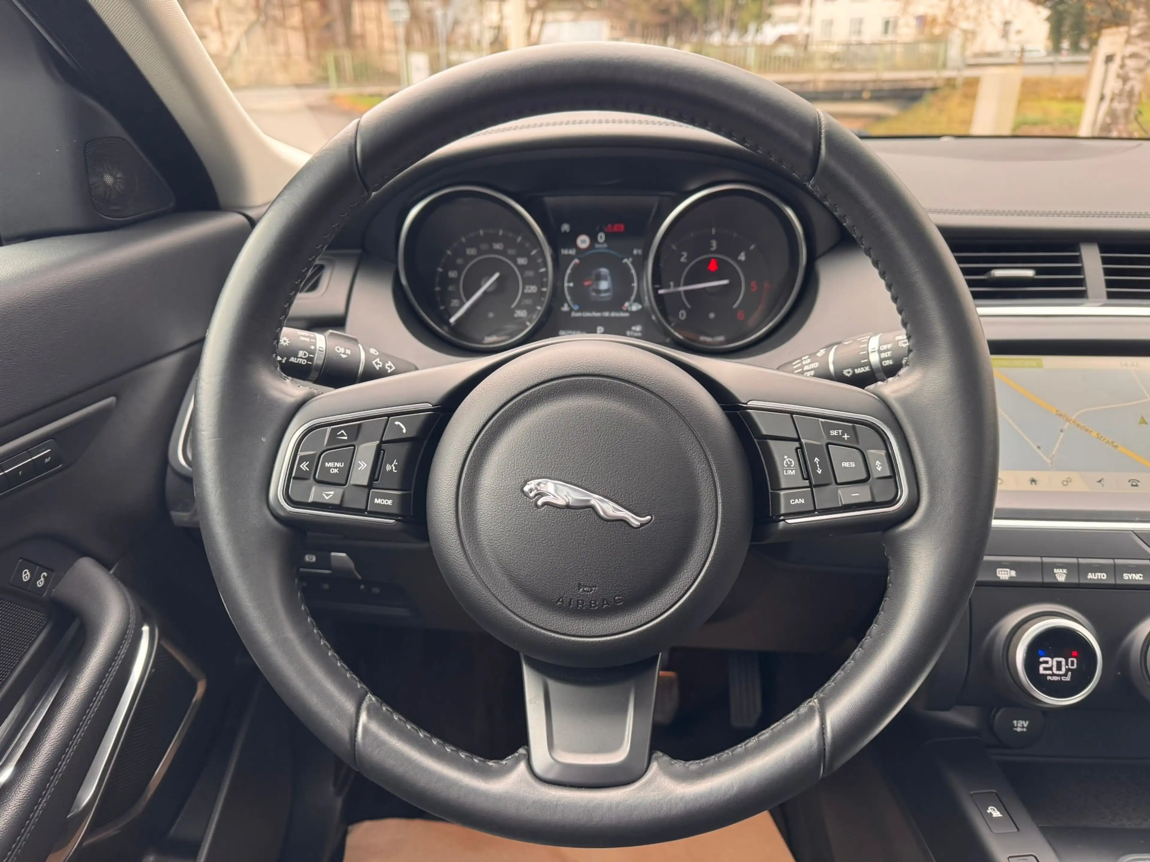Jaguar E-Pace SE AWD — photo 12