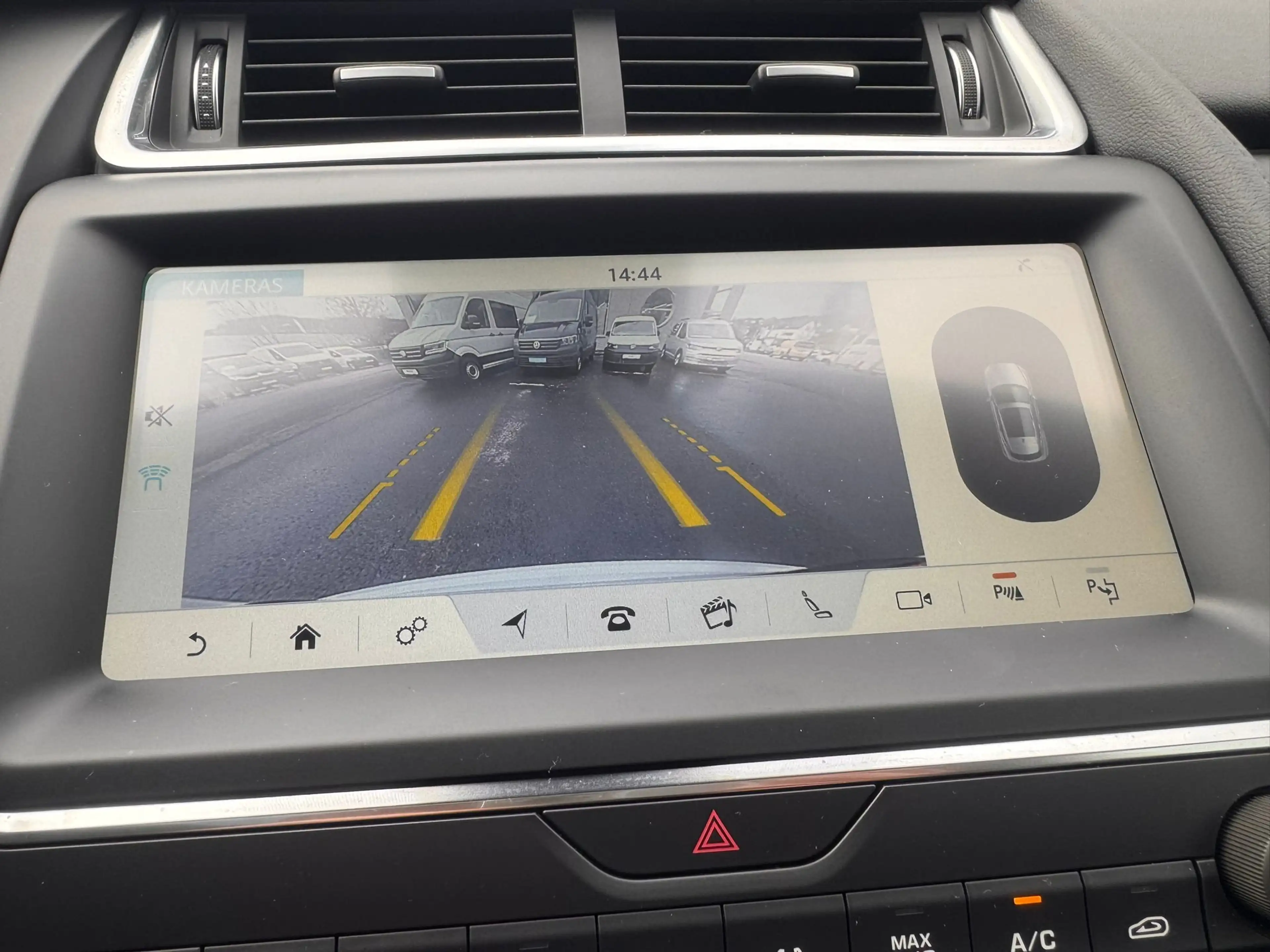 Jaguar E-Pace SE AWD — photo 13