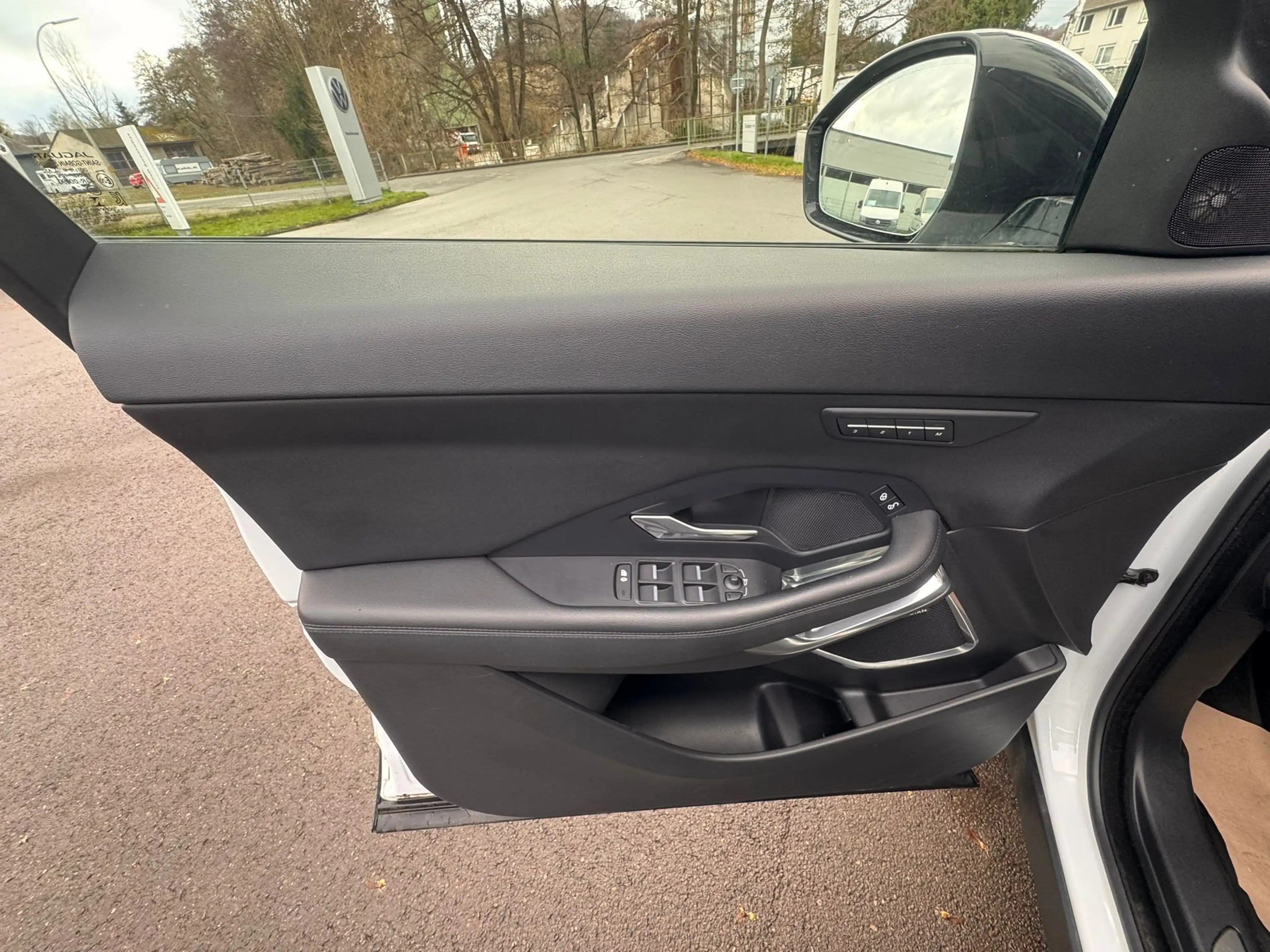 Jaguar E-Pace SE AWD — photo 15