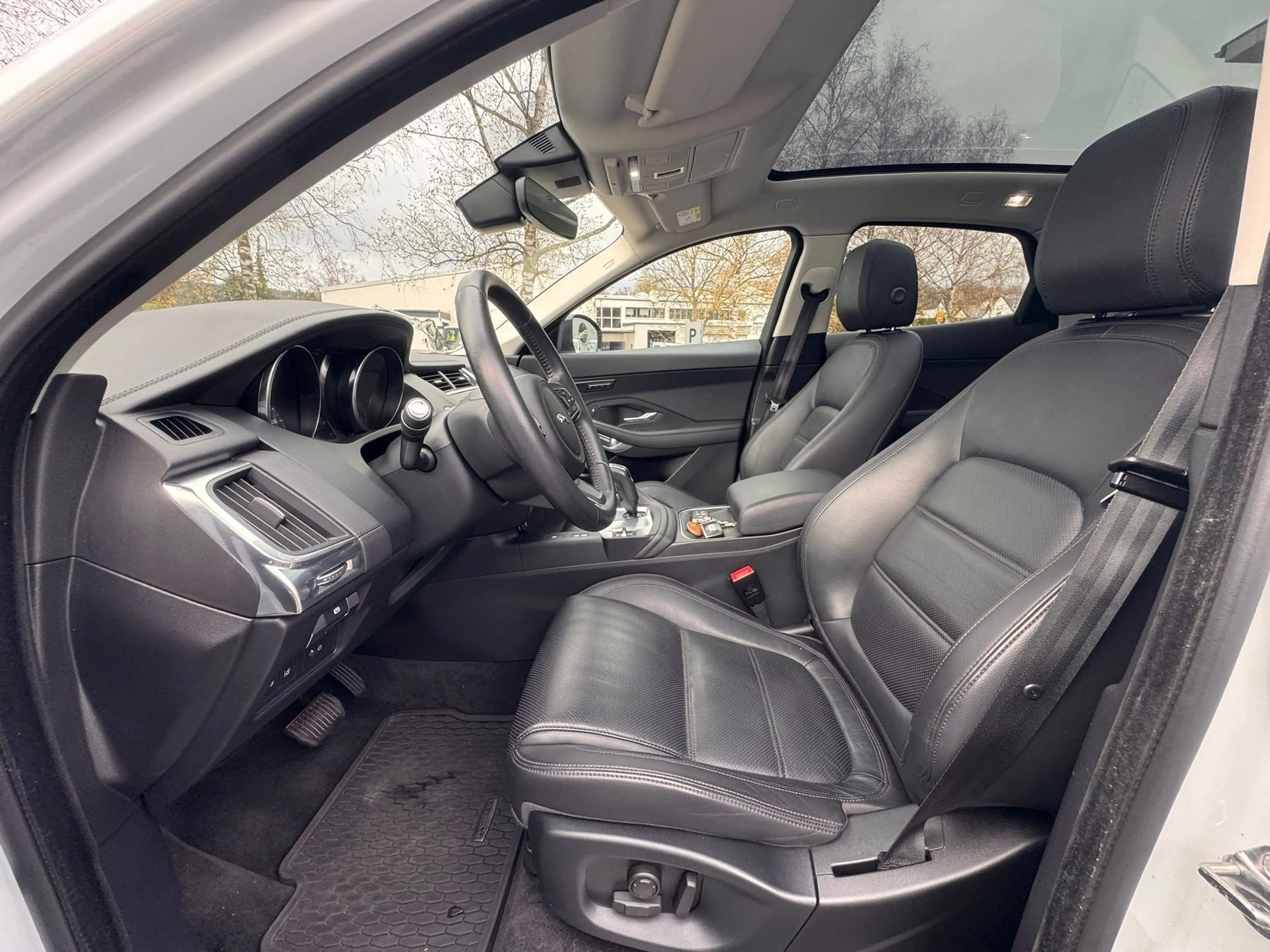 Jaguar E-Pace SE AWD — photo 9