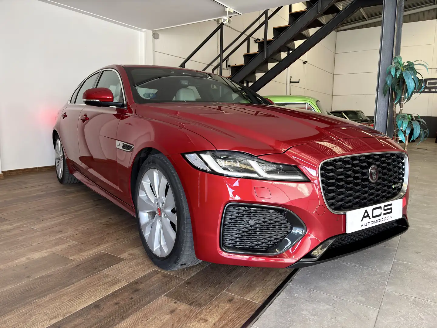 Jaguar XF 2.0i4D R-Dynamic HSE 204 Aut. Rojo - 2
