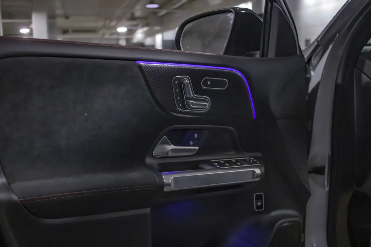 Mercedes-Benz GLB снимка Mercedes-Benz GLB