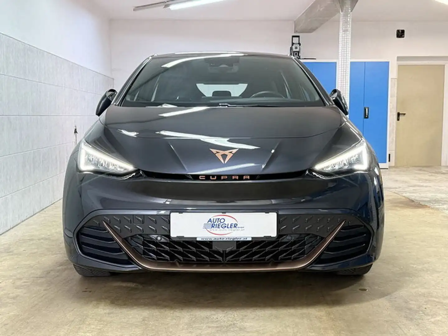 CUPRA Born ''LED-Navi-Virtual Cockpit-Kamera-ACC-Alu18'' Gris - 2