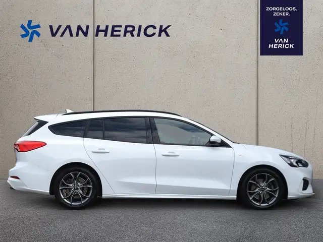 Ford Focus view 3