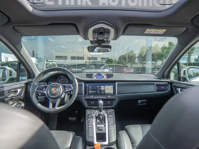 Porsche Macan view 3