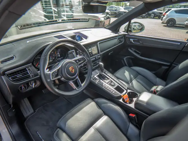 Porsche Macan view 12
