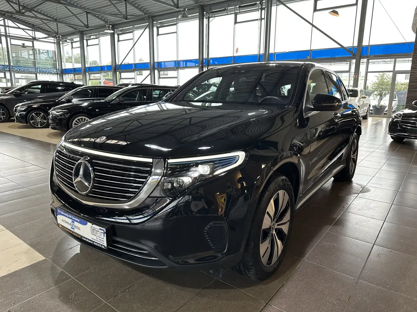 Mercedes-Benz EQC 400 4Matic Leder Navi LED R.Cam SHZ DAB Noir - 1
