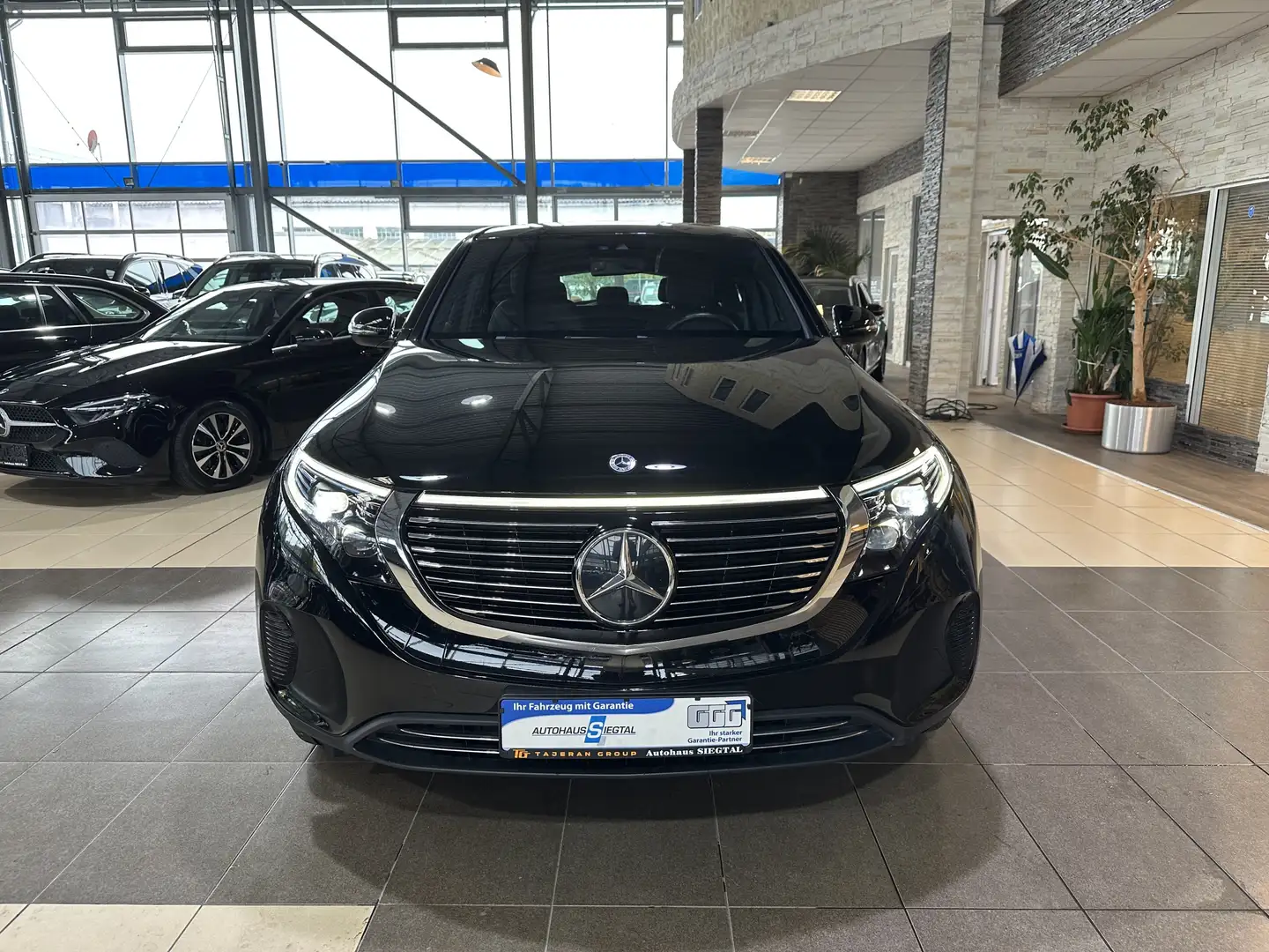 Mercedes-Benz EQC 400 4Matic Leder Navi LED R.Cam SHZ DAB Noir - 2