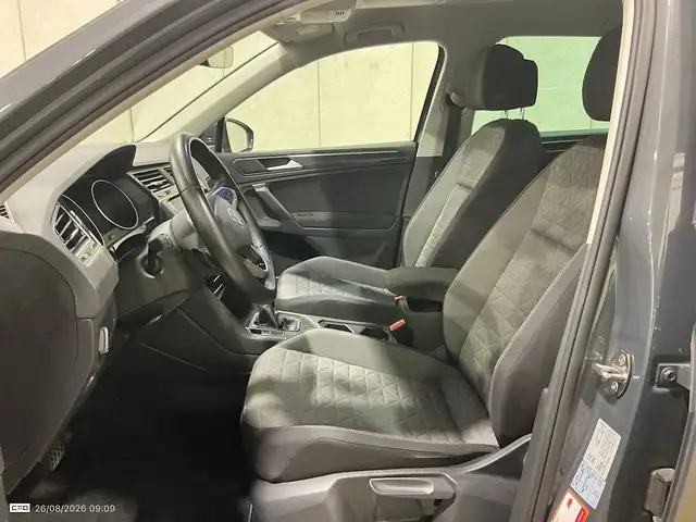Volkswagen Tiguan view 3