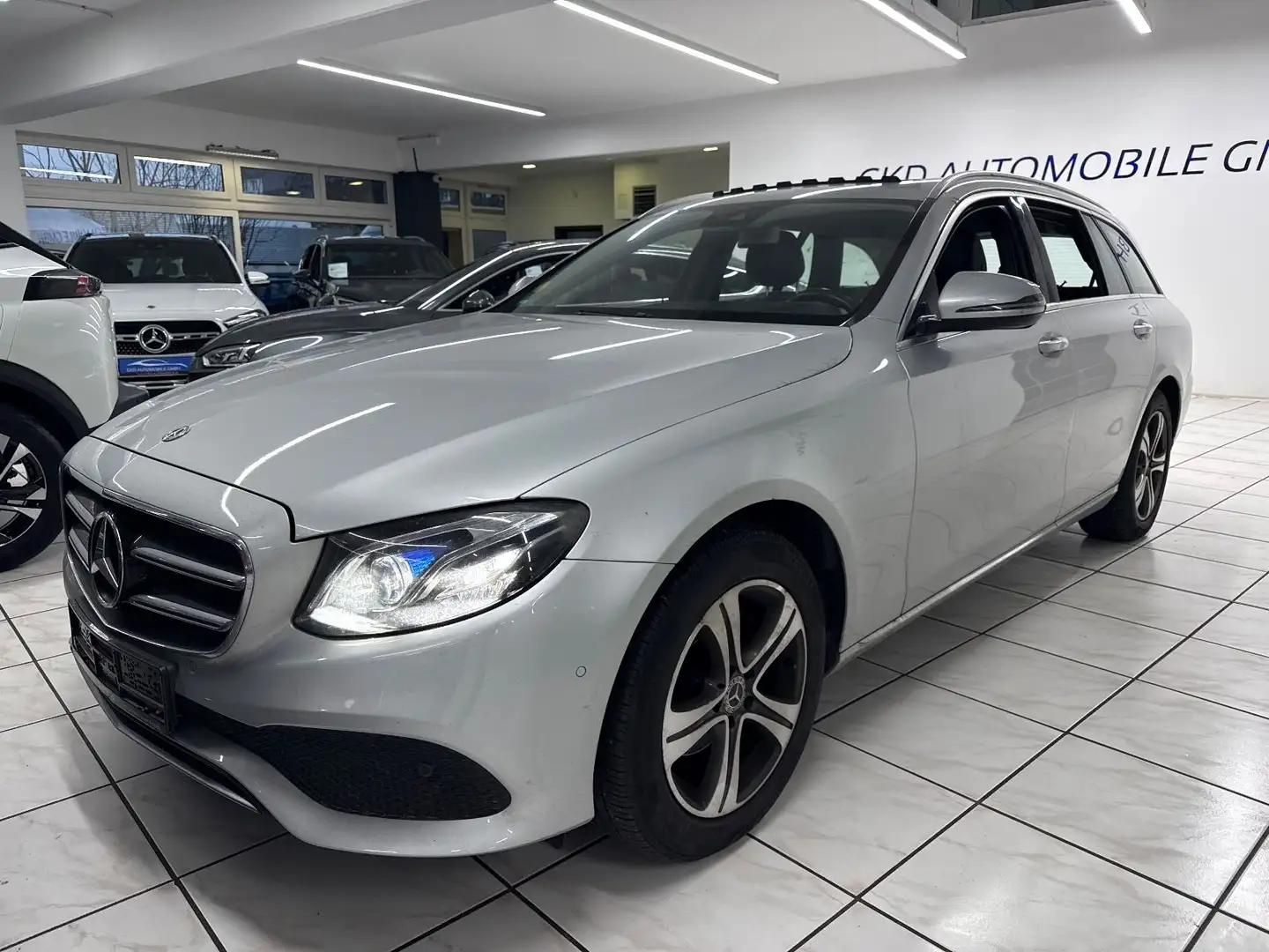 Mercedes-Benz E 220 d T-Modell Avantgarde*LED*Navi*Schiebedach Argent - 1