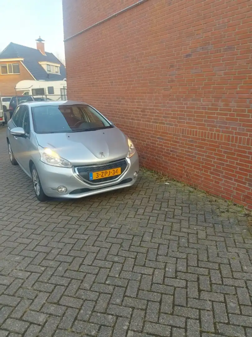 Peugeot 208 1.2 PT Style Pack Grau - 2