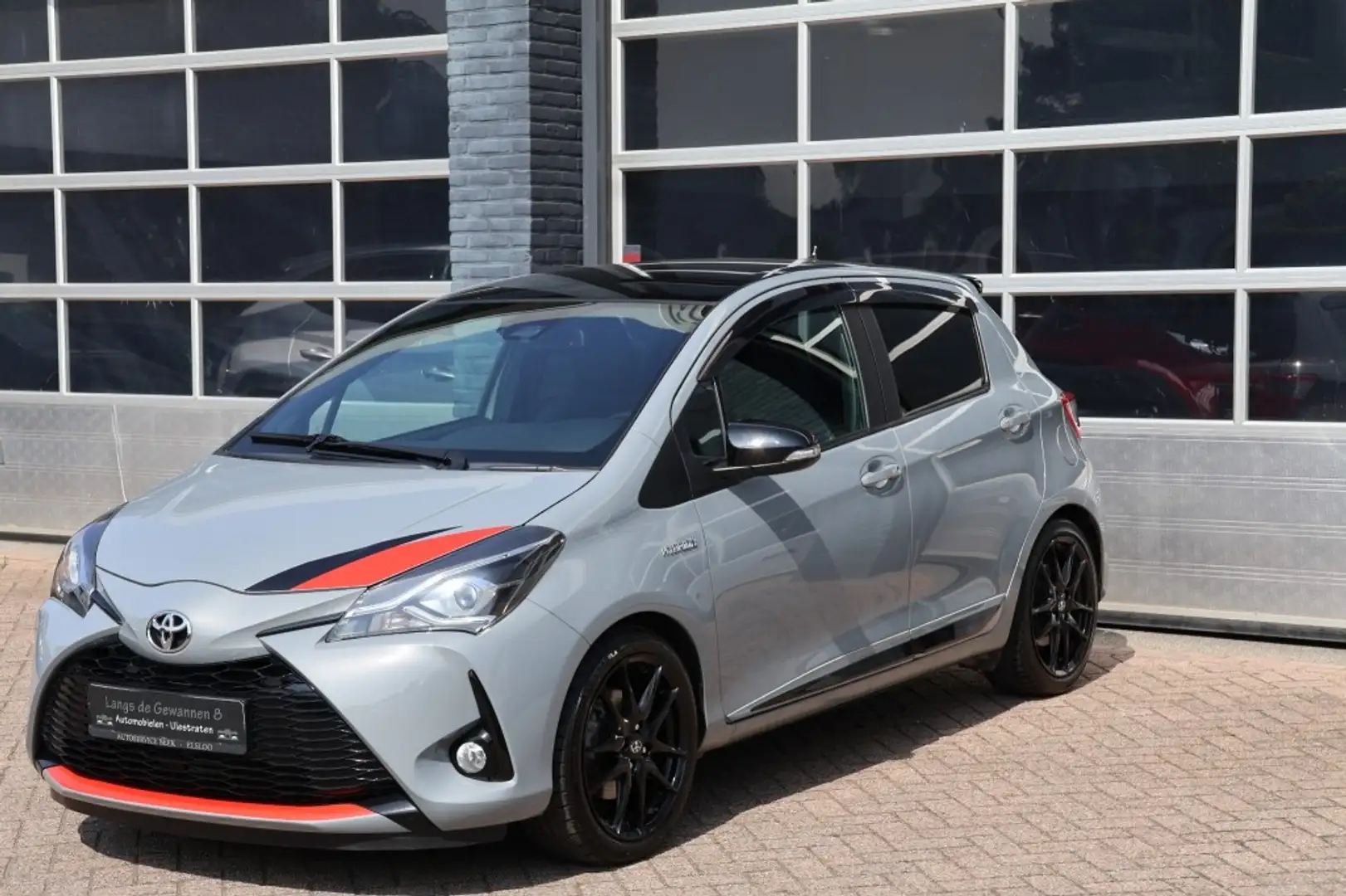 Toyota Yaris 1.5 Hybrid GR-Sport uitvoering Grijs - 1