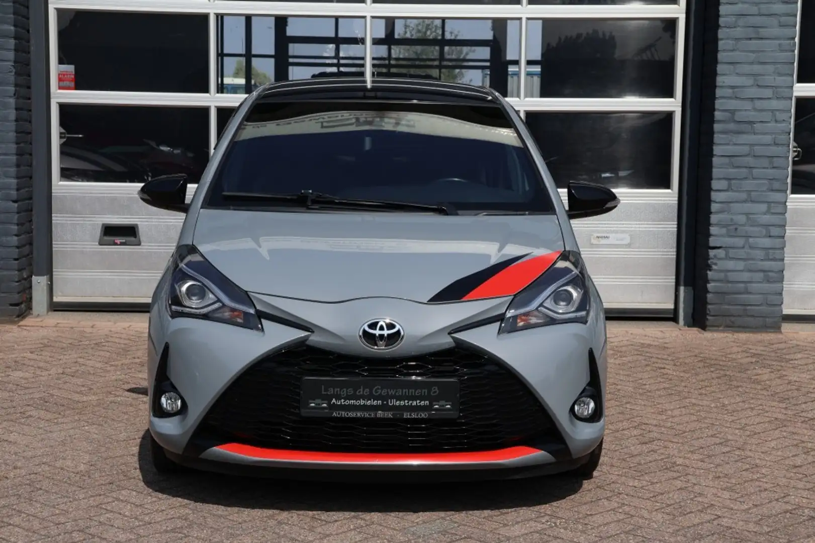 Toyota Yaris 1.5 Hybrid GR-Sport uitvoering Grijs - 2