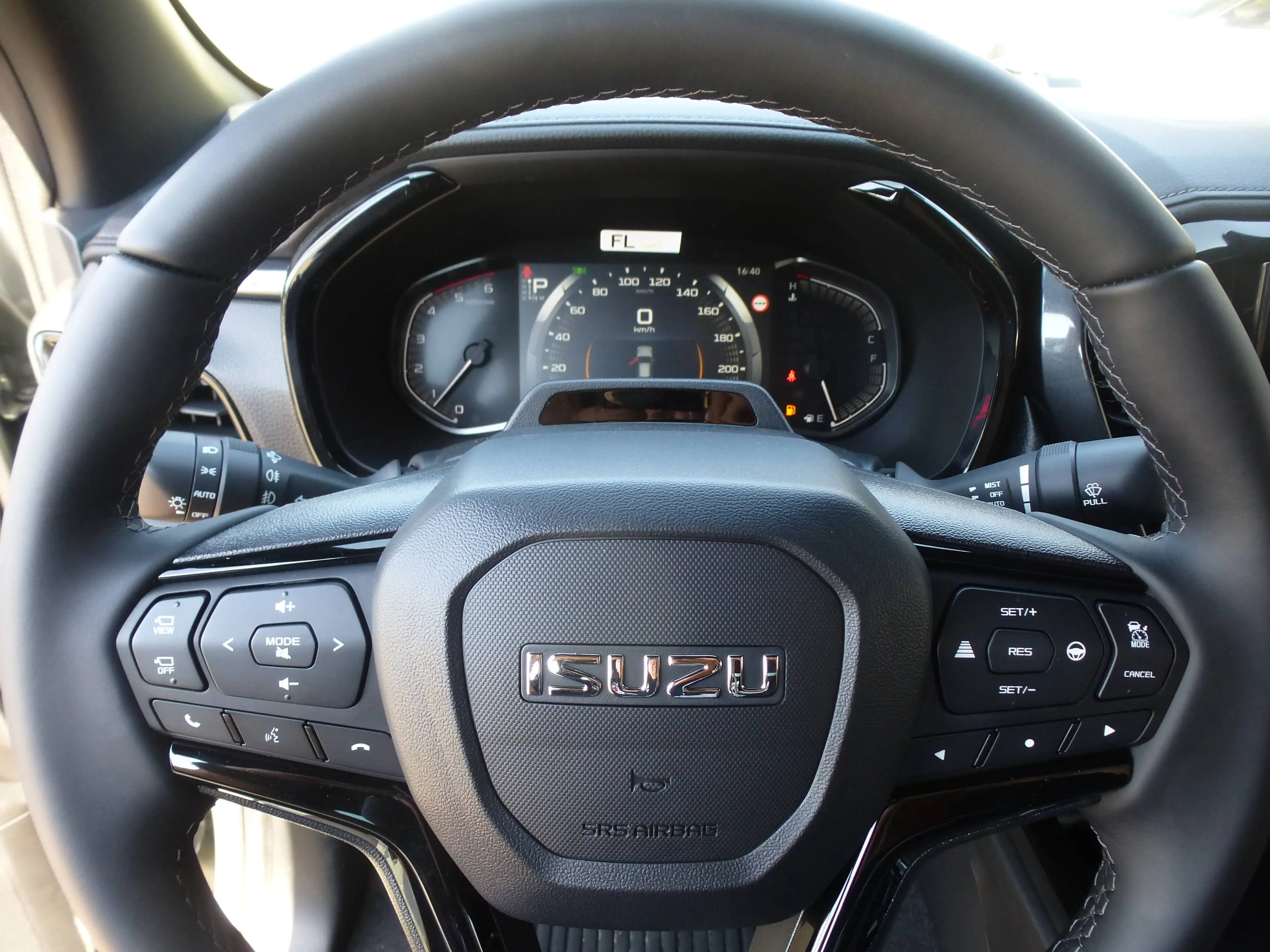 Isuzu D-Max D-Max 2.2 Space Cab 4WD AT V-Cross — photo 8