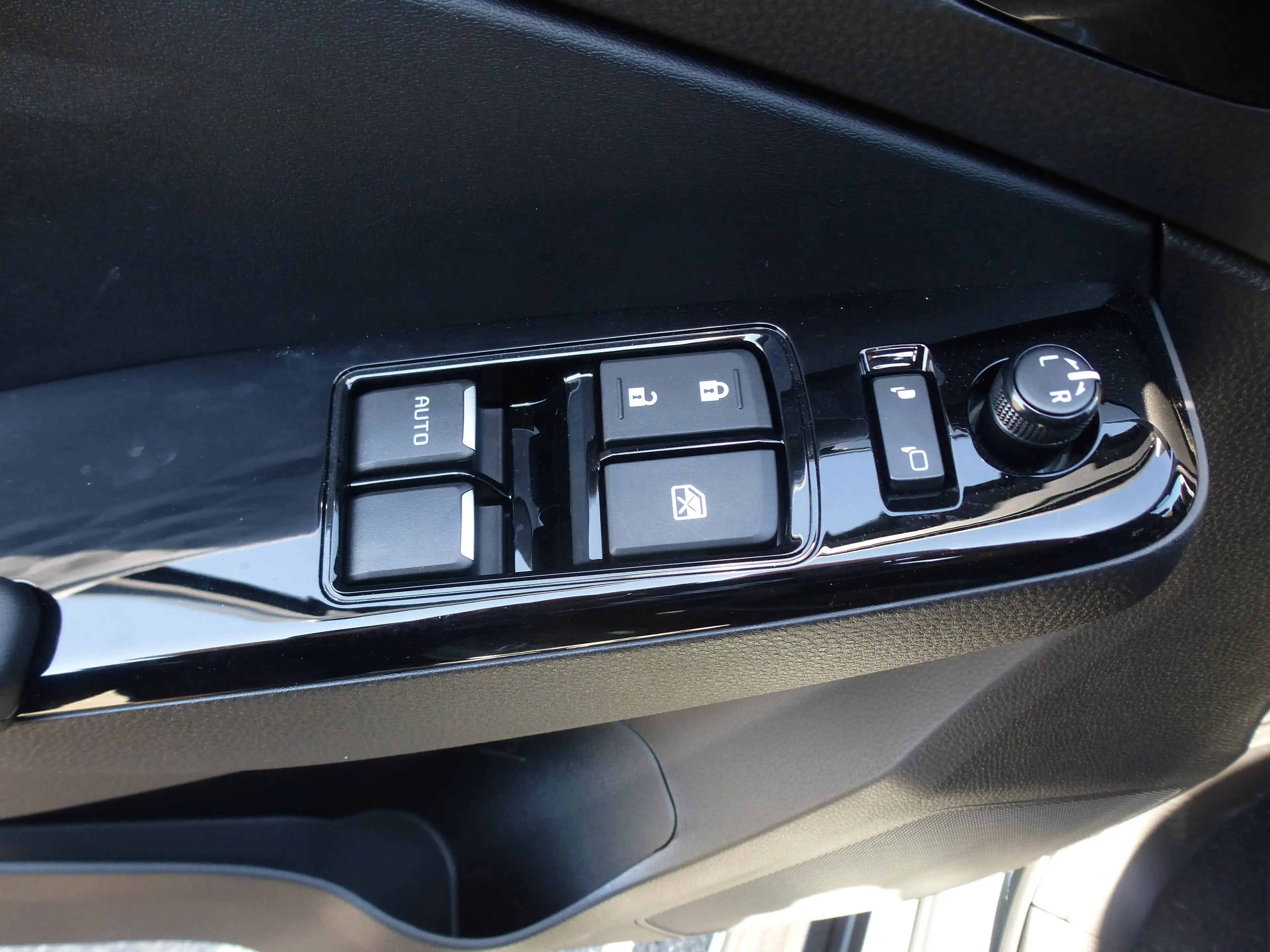 Isuzu D-Max D-Max 2.2 Space Cab 4WD AT V-Cross — photo 7