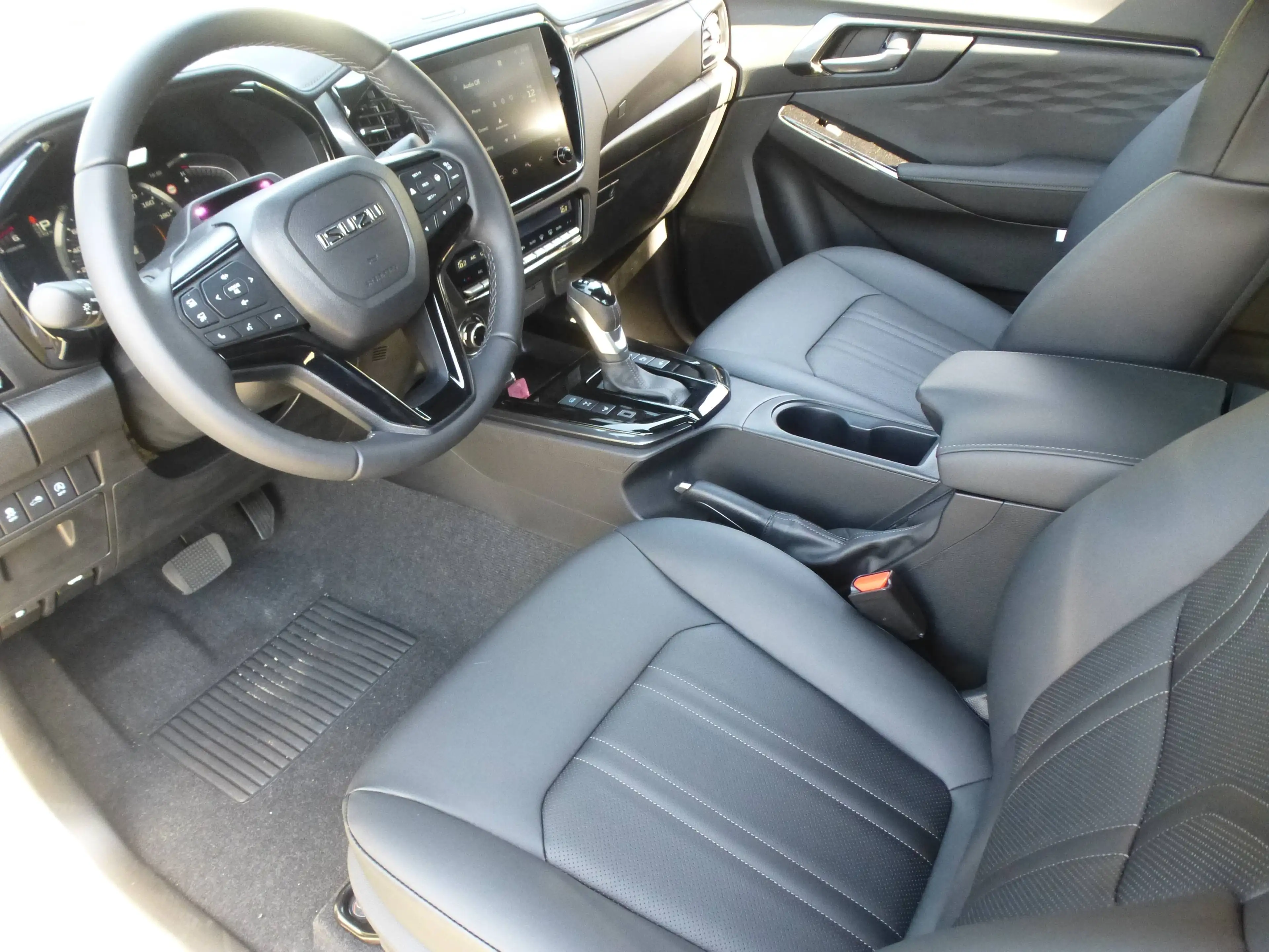 Isuzu D-Max D-Max 2.2 Space Cab 4WD AT V-Cross — photo 6