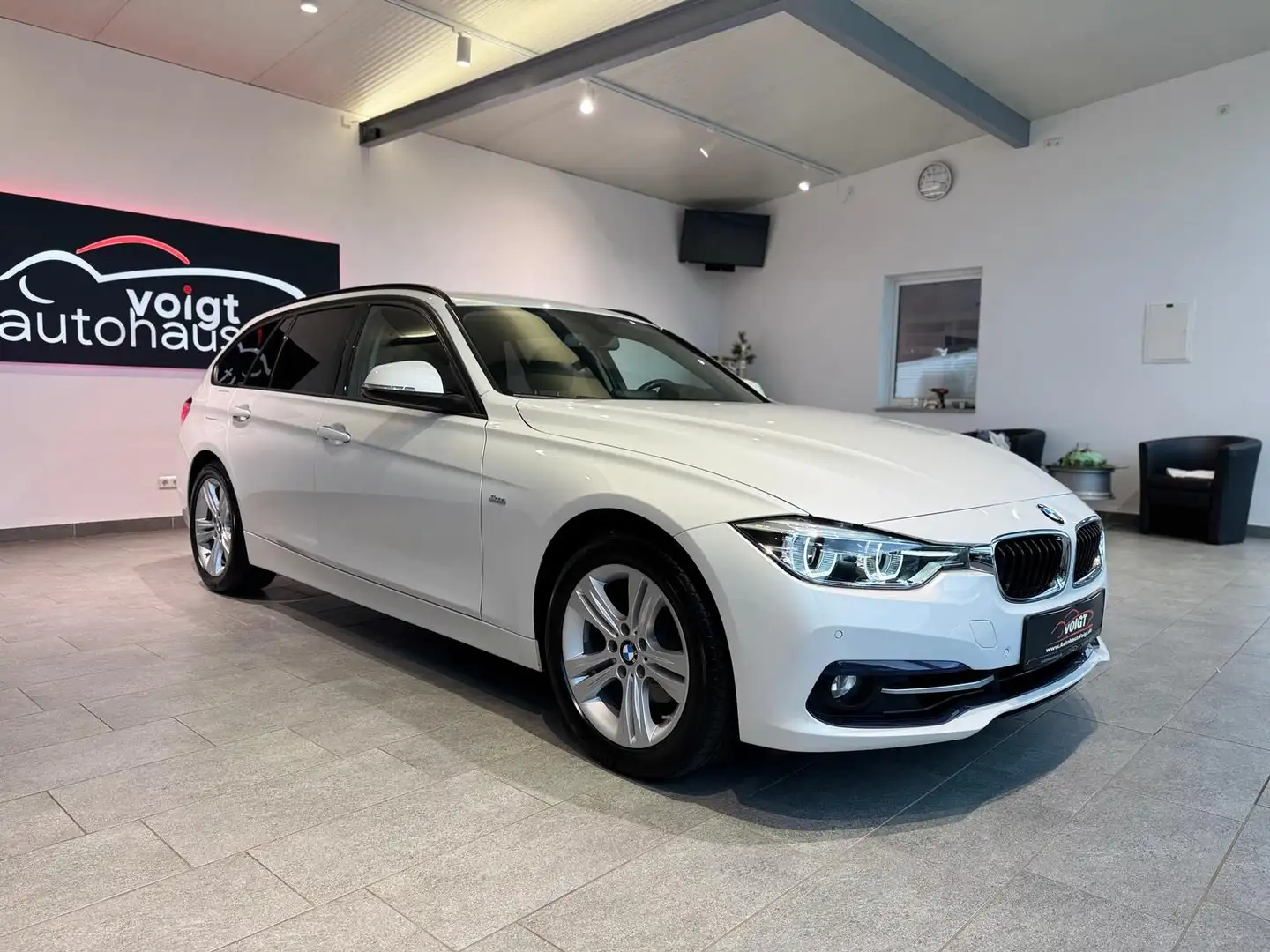 BMW 320 i Sport Line M LED Navi Weiß - 2