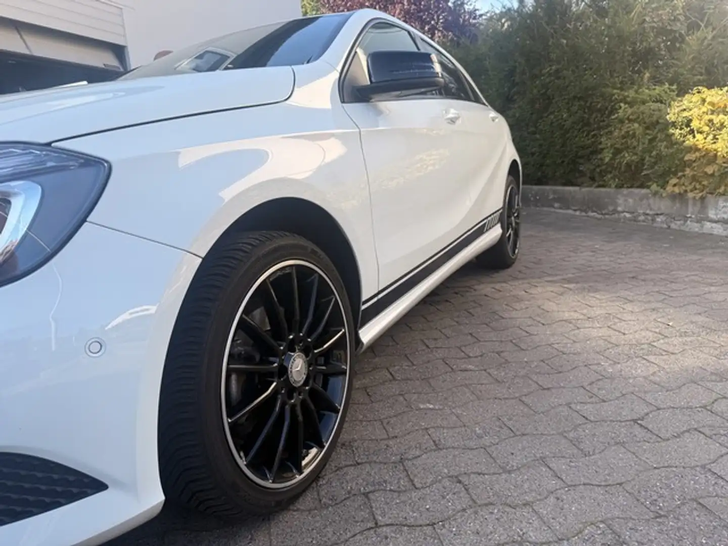 Mercedes-Benz A 180 7G AMG Optik 18Zoll Leder Navi PDC Night Blanc - 2