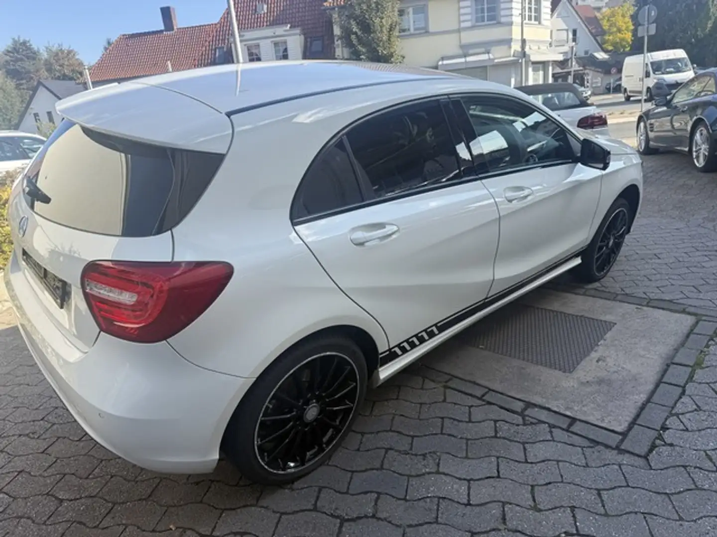 Mercedes-Benz A 180 7G AMG Optik 18Zoll Leder Navi PDC Night Blanc - 1