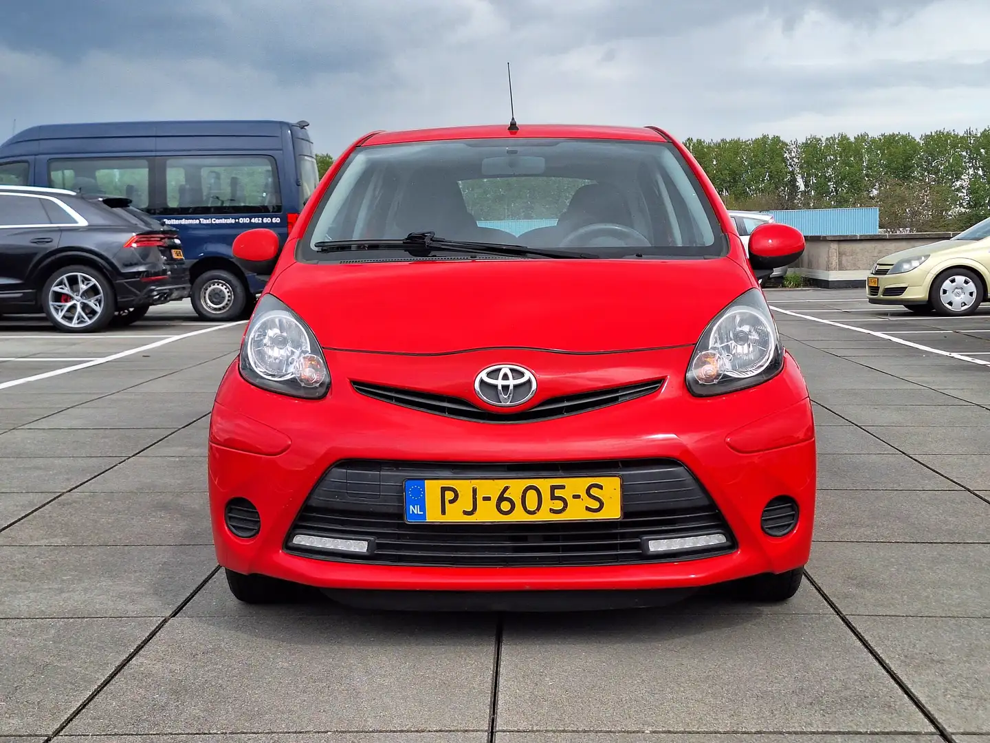 Toyota Aygo € 3848,- 1.0 VVT-i Access 5Dr Airco Apk OHbeurt Red - 1