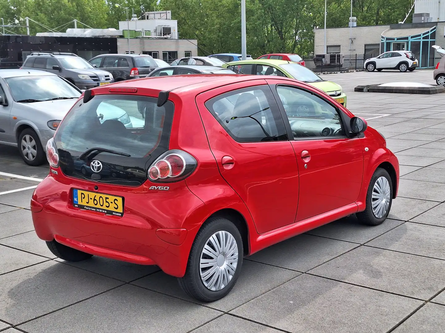 Toyota Aygo € 3848,- 1.0 VVT-i Access 5Dr Airco Apk OHbeurt Red - 2