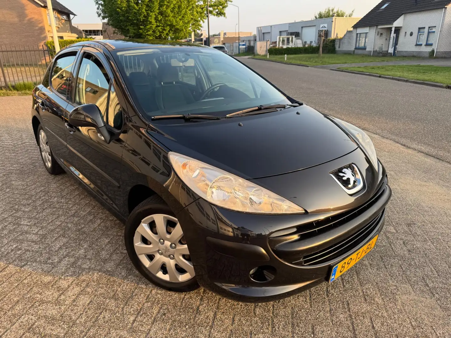 Peugeot 207 1.6-16V XT Airco, NL auto, Nieuwe APK Zwart - 2