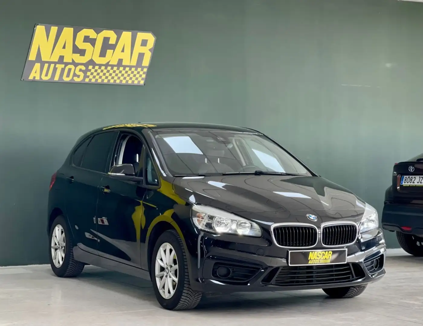 BMW 218 218d Active Tourer Business Zwart - 2