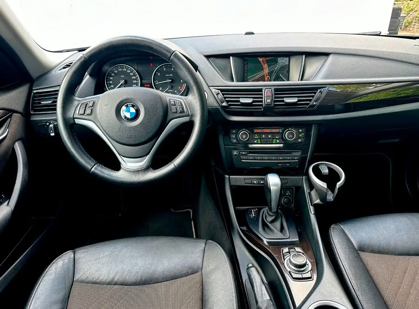 BMW X1 sDrive18i xLine + Autom + Noir - 2