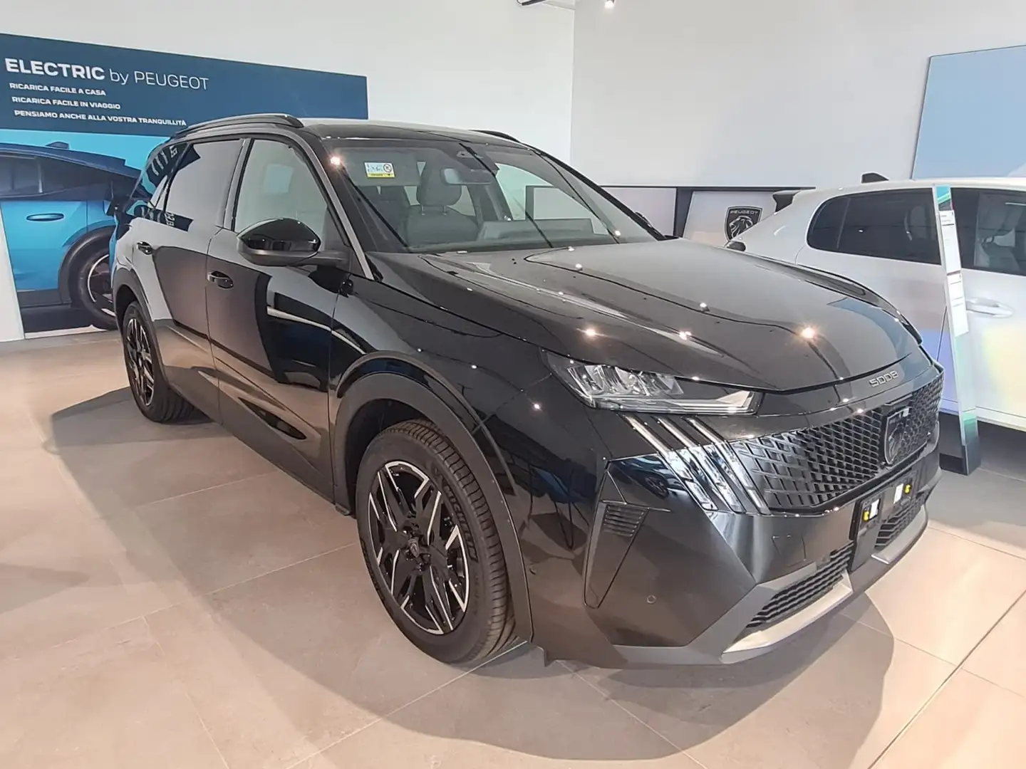Peugeot 5008 Nuovo 5008 1.2 Hybrid 145cv DCS6 ALLURE KM ZERO Nero - 1