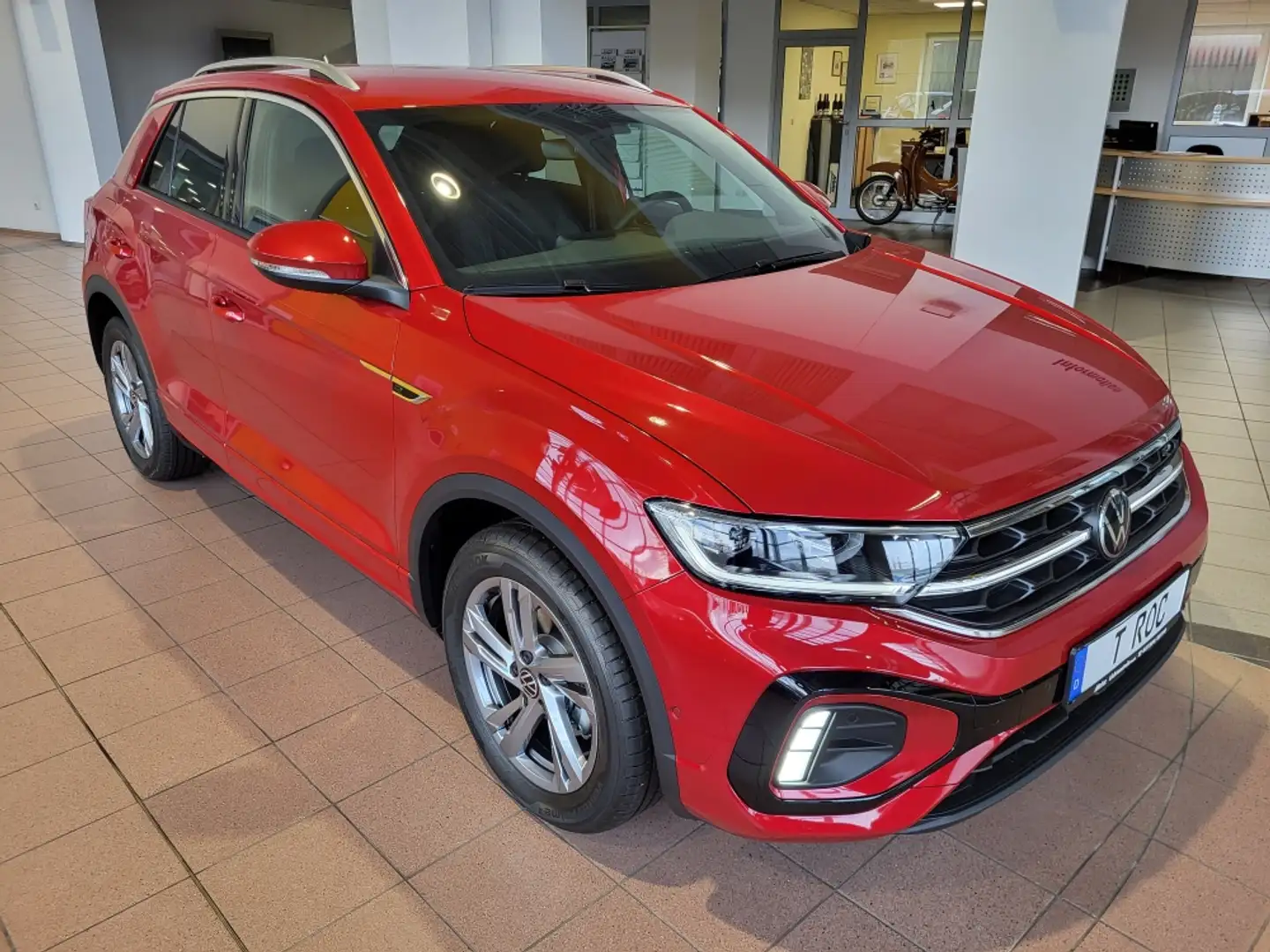 Volkswagen T-Roc R-Line DSG 17"LM 2AC+ Navi LED+ elHKl TravelAss Rot - 1