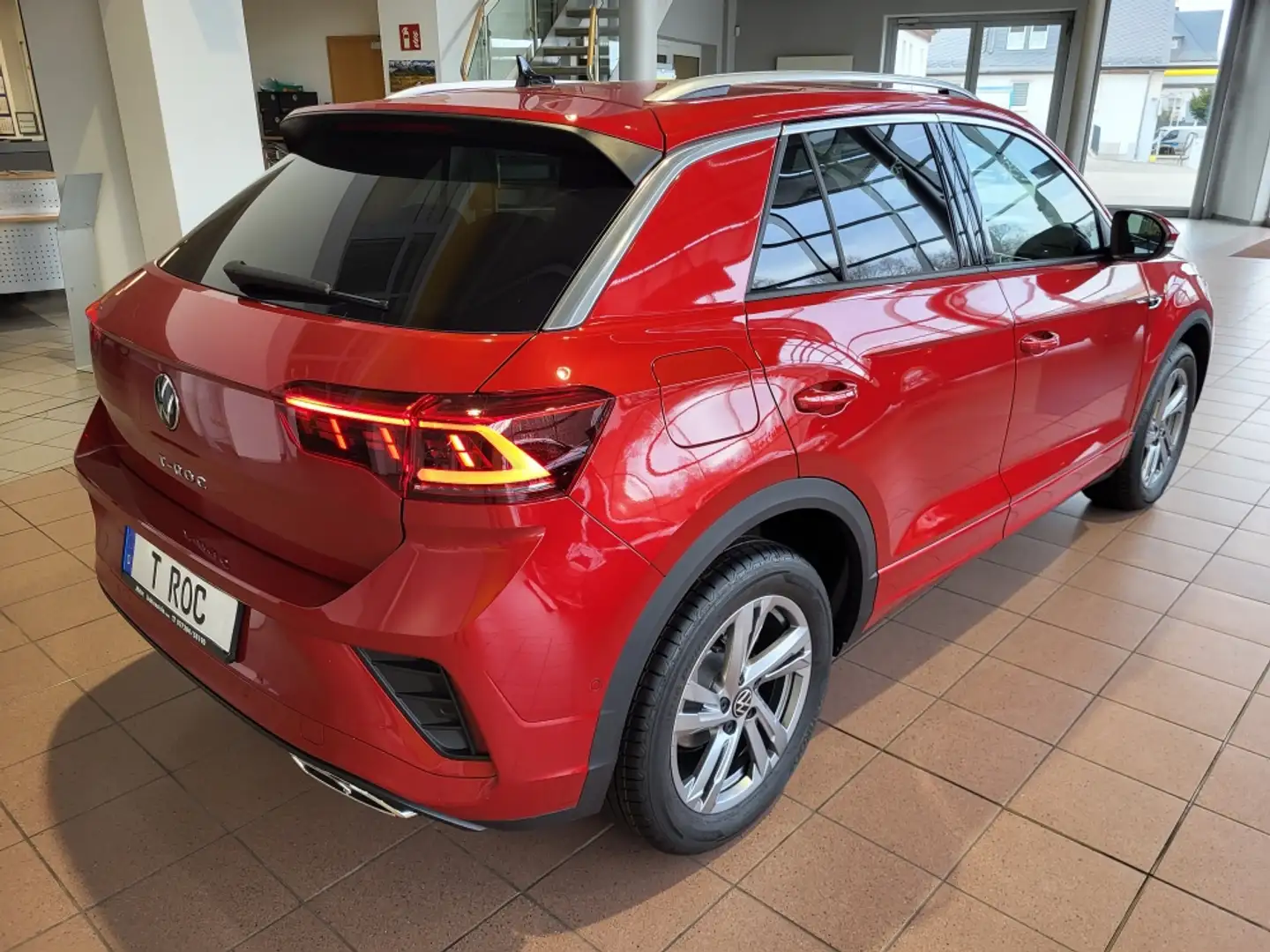 Volkswagen T-Roc R-Line DSG 17"LM 2AC+ Navi LED+ elHKl TravelAss Rot - 2