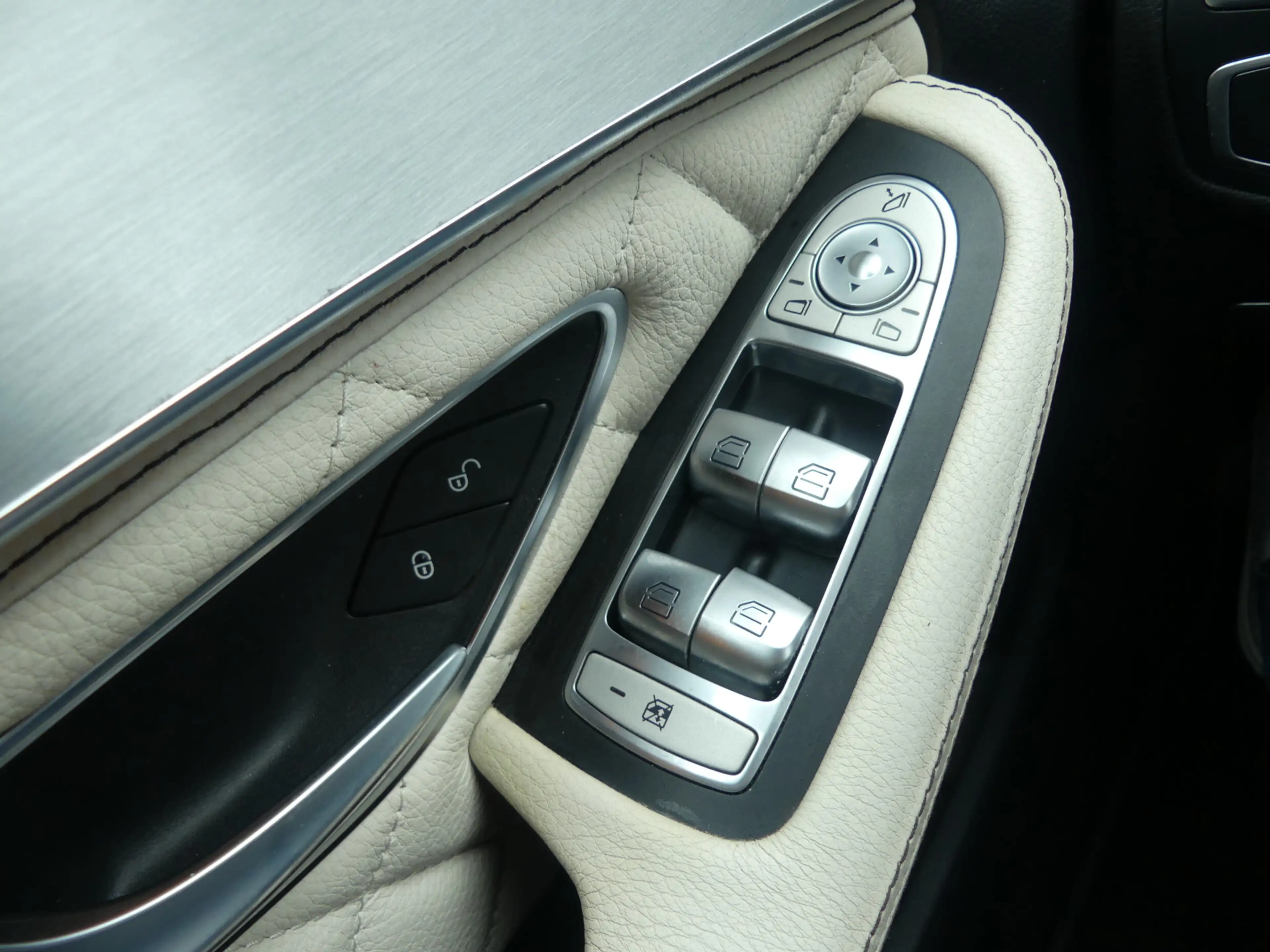 Mercedes-Benz C 350 e / Leer / Sportstoelen / 18inch — photo 13