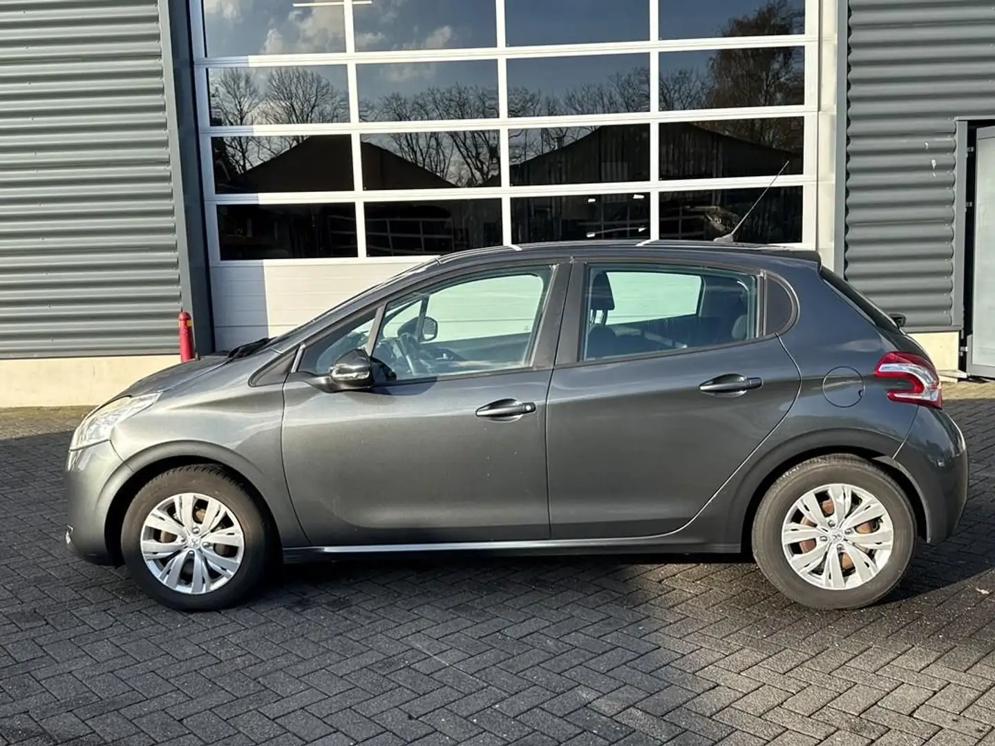 Peugeot 208 1.2 VTi Envy, navigatie, cruise control Gris - 2