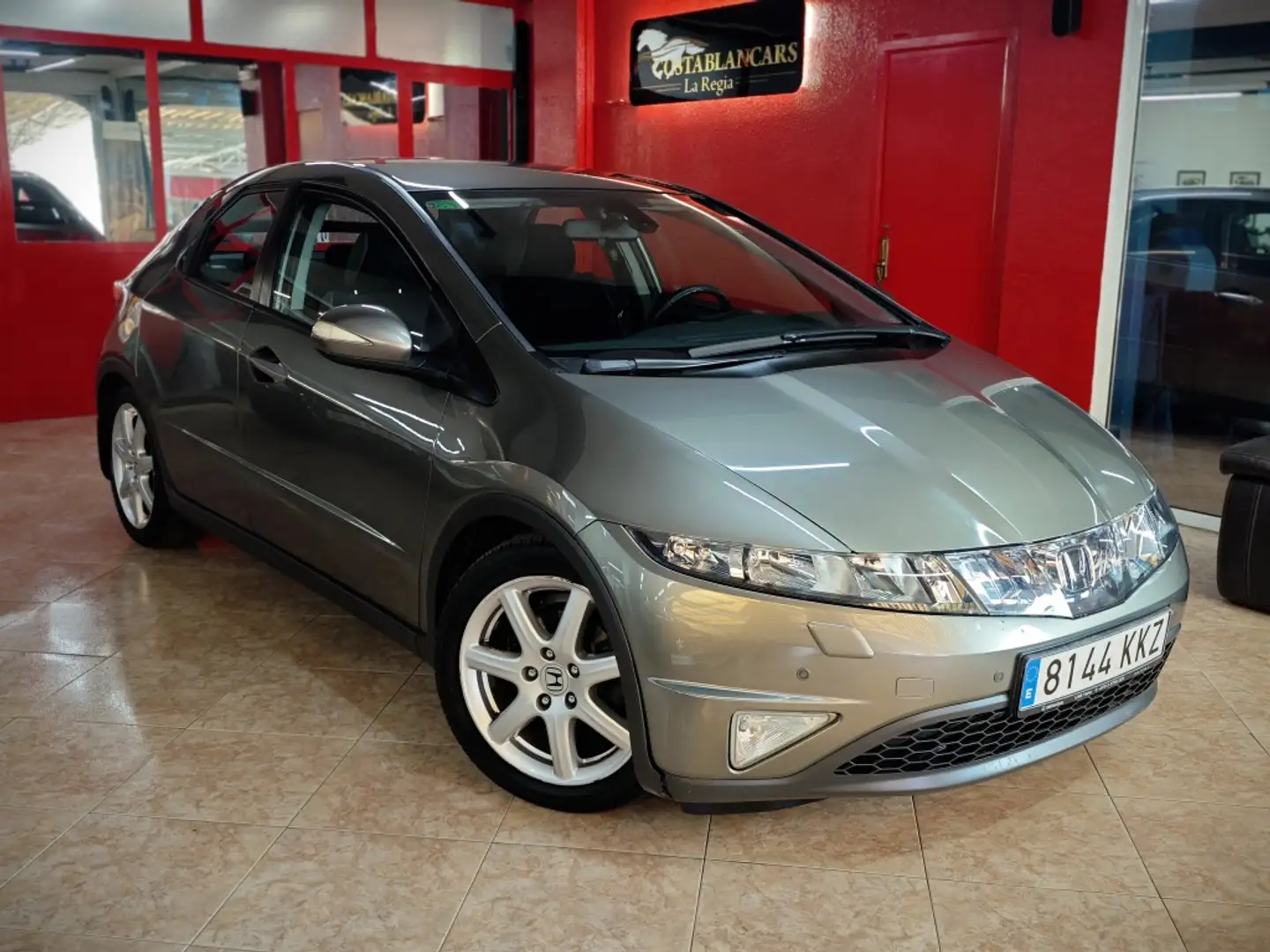 Honda Civic Pequeño Automático de 4 Puertas Beige - 1