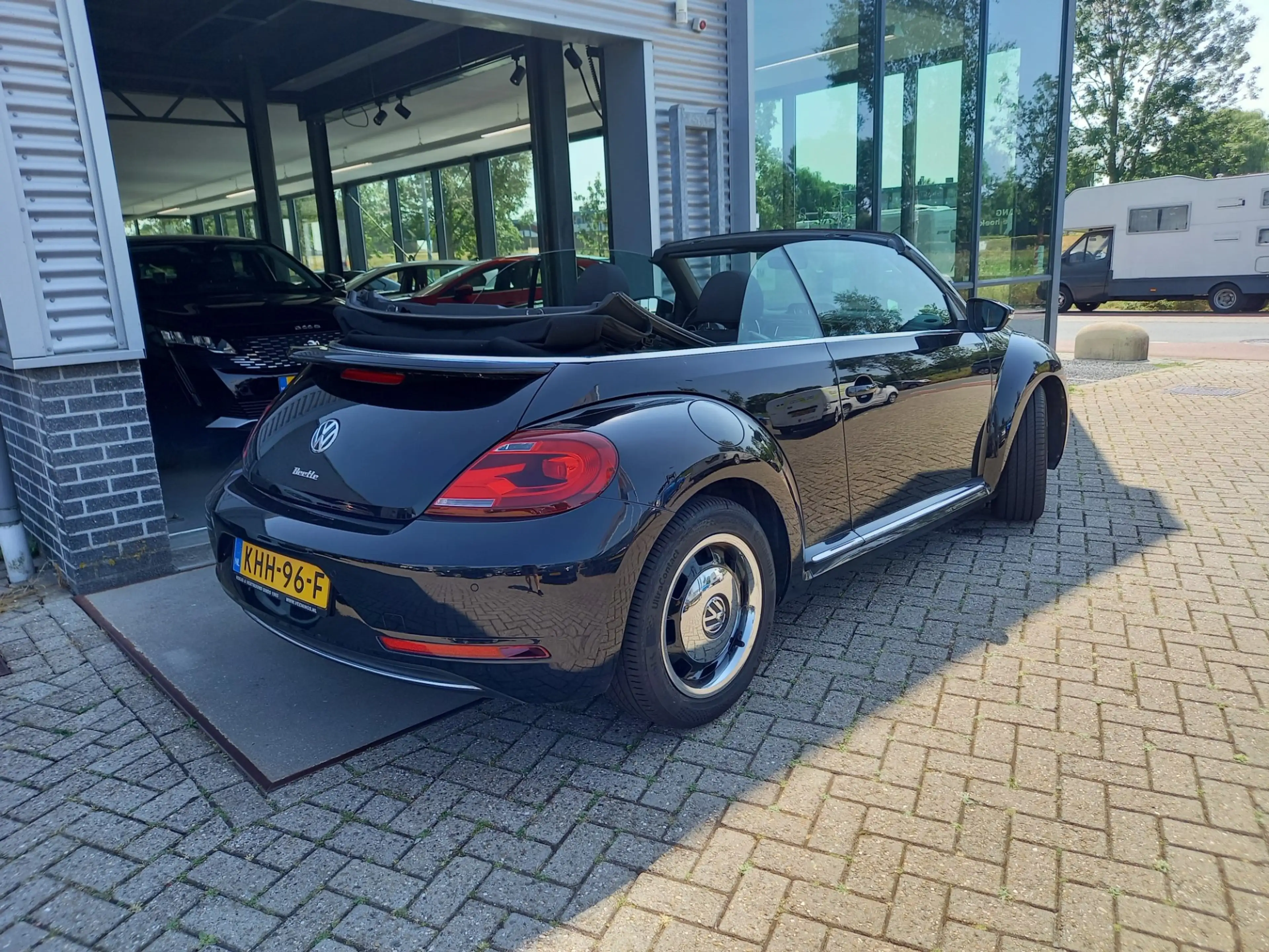 Volkswagen Beetle Cabriolet 1.2 TSI Exclusive Series - CARPLAY / AND — photo 3